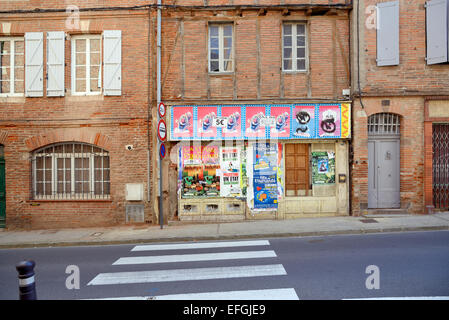 Verlassene oder geschlossenen Tante-Emma-Laden oder Local Store in den alten Straßen von Albi Tarn Frankreich Stockfoto