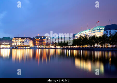 Blick über die Binnenalster in Richtung Vertreter Gewerbebauten, Bürogebäude und Hotels am Jungfernstieg Stockfoto