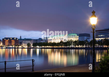 Blick über die Binnenalster in Richtung Vertreter Gewerbebauten, Bürogebäude und Hotels am Jungfernstieg Stockfoto