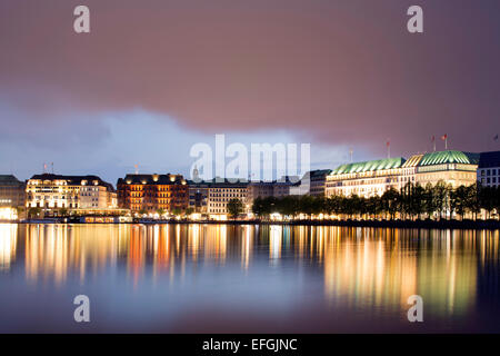 Blick über die Binnenalster in Richtung Vertreter Gewerbebauten, Bürogebäude und Hotels am Jungfernstieg Stockfoto