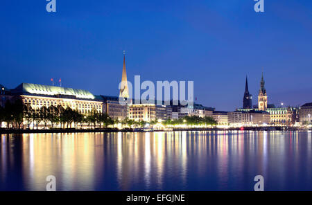 Blick über die Binnenalster in Richtung Vertreter Gewerbebauten, Bürogebäude und Hotels am Jungfernstieg Stockfoto