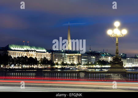 Blick über die Binnenalster in Richtung Vertreter Gewerbebauten, Bürogebäude und Hotels am Jungfernstieg Stockfoto