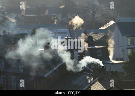 Aberystwyth Wales UK. Mittwoch, 4. Februar 2015 UK Wetter; an einem kalten frostigen Morgen steigt des Rauches aus einer Vielzahl von Häusern in der Sonne in das Dorf Llanbadarn am Stadtrand von Aberystwyth Wales UK Foto Keith Morris / Alamy live News Stockfoto