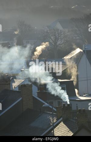 Aberystwyth Wales UK. Mittwoch, 4. Februar 2015 UK Wetter; an einem kalten frostigen Morgen steigt des Rauches aus einer Vielzahl von Häusern in der Sonne in das Dorf Llanbadarn am Stadtrand von Aberystwyth Wales UK Foto Keith Morris / Alamy live News Stockfoto