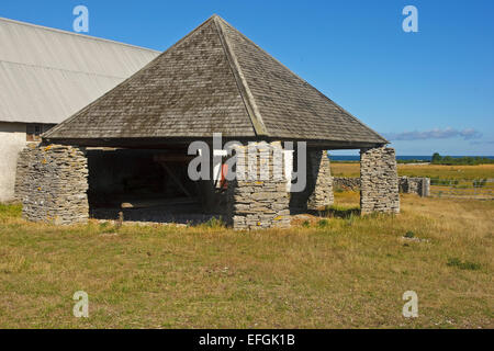 Alten Pferd gezeichneten Mühle auf einem Bauernhof, der eine Dreschmaschine zieht. Langhammars, Fårö Stockfoto