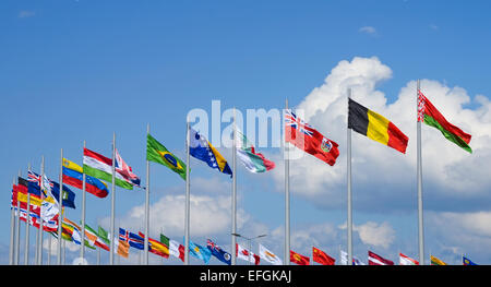 Reihe von Nationalflaggen gegen blauen Himmel Stockfoto