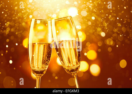 zwei Gläser Champagner Toasten Hintergrund gold bokeh Stockfoto