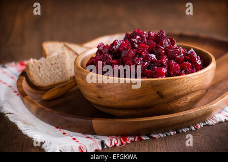 Russische Rote Beete Salat in Holzschale mit Roggenbrot, rustikal, selektiven Fokus Stockfoto