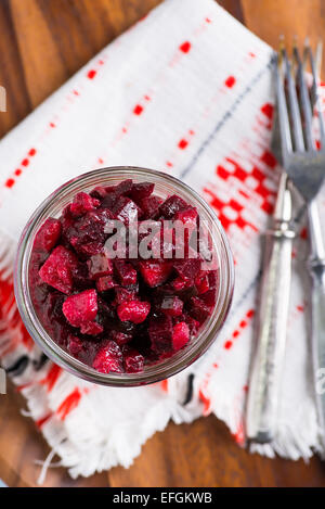 Russische Rote Beete Salat in Glas über Holztablett, Gabeln, Tiefenschärfe, Ansicht von oben Stockfoto