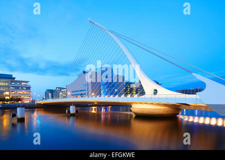 Samuel Beckett Bridge in der Dämmerung, Dublin, Irland Stockfoto