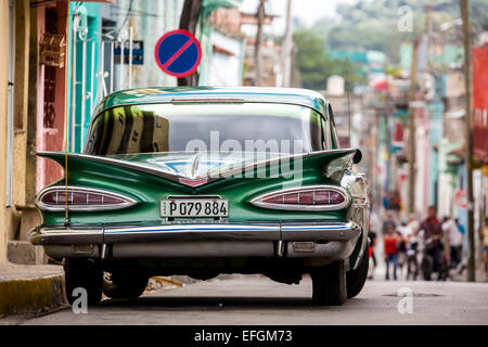 Oldtimer, Straßenkreuzer, grüne Impala, Santa Clara, Kuba Stockfoto