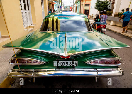 Oldtimer, Straßenkreuzer, grüne Impala, Santa Clara, Kuba Stockfoto