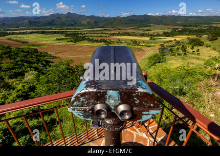Mirador, Suche mit Fernglas, Valle de Los Ingenios, Provinz Sancti Spiritus, Kuba Stockfoto
