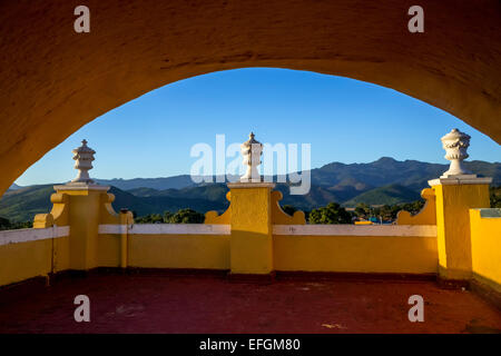 Balkon mit Säulen, Blick vom Glockenturm der Kirche Convento de San Francisco de Asis auf die Landschaft rund um Stockfoto