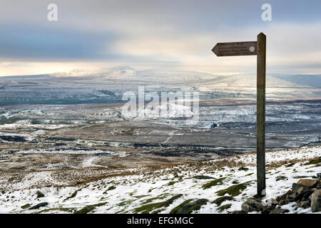 Winter Blick auf die Pennine Way in Richtung Ingleborough Hügel von Pen-y-Gent, Horton in Ribblesdale, Yorkshire Dales National Park, Großbritannien Stockfoto