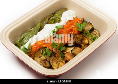 Gebratene Aubergine (oder Auberginen) und gebratene milde Paprika, serviert mit Knoblauch, Tomaten und Joghurt Saucen infundiert. Dies ist eine tradit Stockfoto