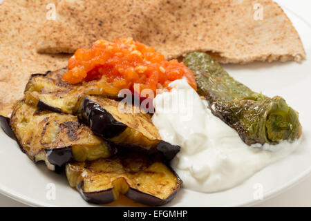 Gebratene Aubergine (oder Auberginen) und gebratene milde Paprika, serviert mit Knoblauch, Tomaten und Joghurt Saucen infundiert. Dies ist eine tradit Stockfoto