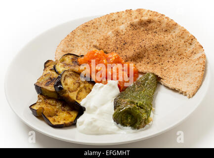 Gebratene Aubergine (oder Auberginen) und gebratene milde Paprika, serviert mit Knoblauch, Tomaten und Joghurt Saucen infundiert. Dies ist eine tradit Stockfoto