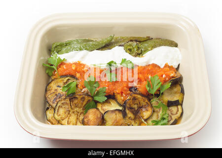 Gebratene Aubergine (oder Auberginen) und gebratene milde Paprika, serviert mit Knoblauch, Tomaten und Joghurt Saucen infundiert. Dies ist eine tradit Stockfoto