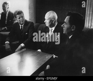 US-Präsident John F. Kennedy mit dem sowjetischen Staatschef Nikita Khrushchev vor der formellen Gespräche auf dem Wiener Gipfel 4. Juni 1961 in Wien trifft. Stockfoto