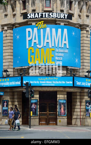 Eine Plakatwerbung der Musical show Pajama Game außerhalb der Shaftesbury Theatre in Covent Garden, London, UK Stockfoto