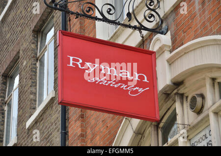 Ryman Briefpapier Schild hängen vor einem Geschäft, London, UK. Stockfoto