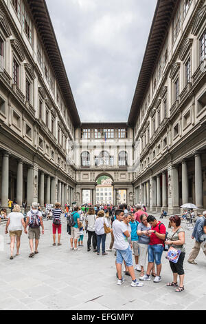 Florenz – 26. August 2014:Many Touristen schlendern in den Uffizien, in der Mitte der Streetart-Künstler oder th Stockfoto