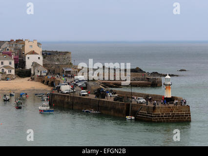 Der Leuchtturm am Eingang zum Hafen von St. Ives, North Cornwall Stockfoto