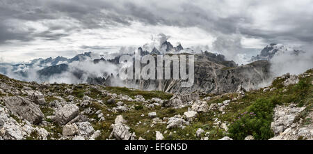 Dolomitenlandschaft, hoch über den Wolken, auf den Felsen Stockfoto