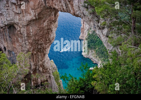 Paar im Motorboot umrahmt von Naturale, Arco Naturale. Insel Capri, Italien Stockfoto