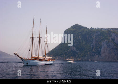 Segel-Fregatte an der Küste von Capri, Italien verankert. Im Hintergrund ist Mount Tiberius. Stockfoto
