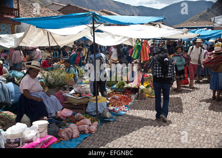 Händler und Kunden auf Bauernmarkt, Pisac, Peru Stockfoto