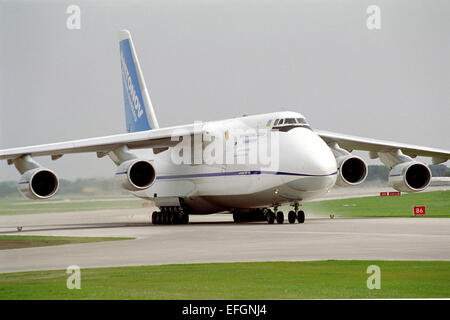 Besteuerung von Antonov Design Bureau Antonov An-124-100 Stockfoto