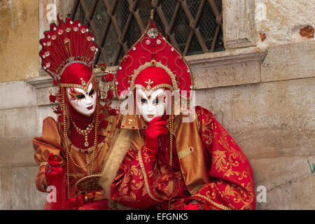 Kostümierte paar auf der Piazza San Marco in Venedig Karneval in Venedig, Italien. Stockfoto