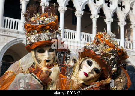 Kostümierte paar auf dem San Marco Platz während des Karnevals in Venedig Stockfoto