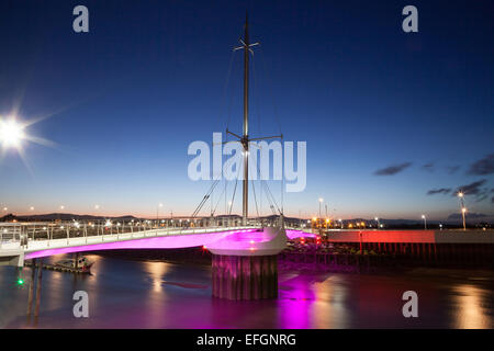 Pont y Ddraig Zyklus / Fussgängerbrücke, Foryd Hafen, Rhyl am Abend / frühen Morgen mit LED Beleuchtung Stockfoto