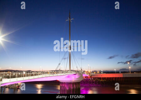 Pont y Ddraig Zyklus / Fussgängerbrücke, Foryd Hafen, Rhyl am Abend / frühen Morgen mit LED Beleuchtung Stockfoto