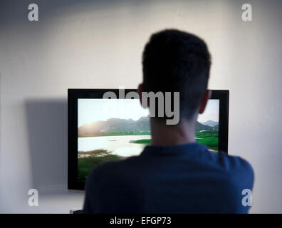 Mann von hinten vor dem Fernseher Stockfoto