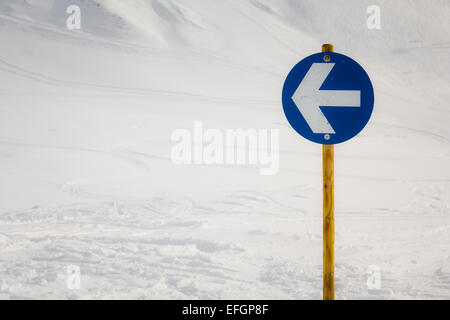 Pfeil in das Ski-Hang-Zeichen Stockfoto