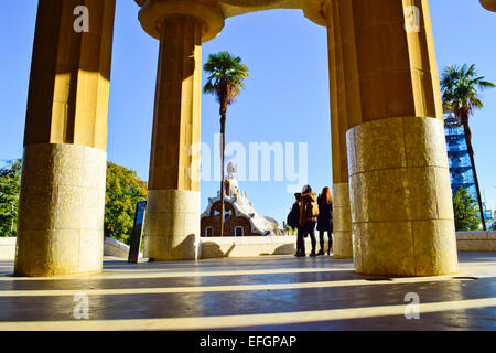 Park Güell von Antoni Gaudi Architekten. Dorische Säulen, die die Terrasse. Barcelona, Katalonien, Spanien Stockfoto