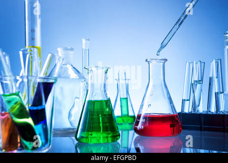 Laborgeräte, viel Glas, gefüllt mit bunten Flüssigkeiten Stockfoto