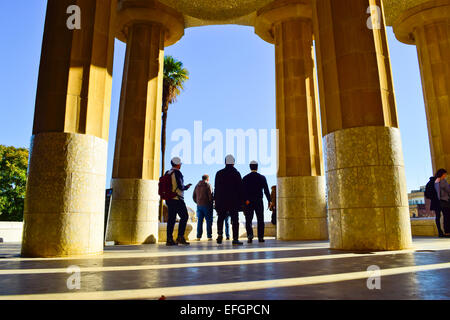 Park Güell von Antoni Gaudi Architekten. Dorische Säulen, die die Terrasse. Barcelona, Katalonien, Spanien Stockfoto