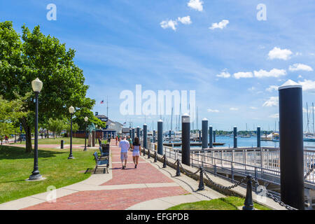 Promenade in Perrotti Park durch den Hafen und Jachthafen, Newport, Rhode Island, USA Stockfoto