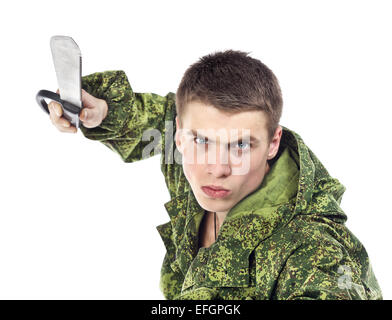 junger Mann des Militärs mit Machete, isoliert auf weiss Stockfoto