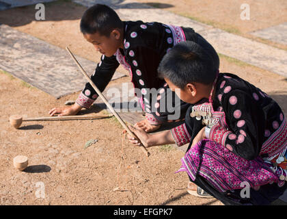 Hmong Jungs und ihre hölzernen Tops in Mon Jam, Chiang Mai, Thailand Stockfoto