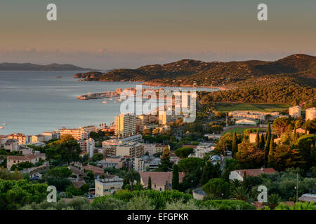 Blick auf Le Lavandou und Bormes Les Mimosas mit Inseln von Hyeres in der Ferne, Var, PACA (Provence-Alpes-Cote d ' Azur), Frankreich Stockfoto