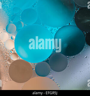 Beige, grau, blau Gradient Öltropfen im Wasser-abstrakten Hintergrund Stockfoto