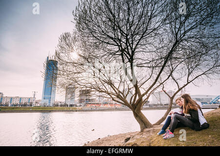 MINSK - 6 APR: Jugend Menschen ruht auf der "Insel der Tränen" ("Insel des Mutes und Trauer", Ostrov Slyoz)-ein Denkmal gewidmet t Stockfoto