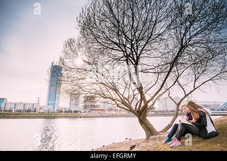 MINSK - 6 APR: Jugend Menschen ruht auf der "Insel der Tränen" ("Insel des Mutes und Trauer", Ostrov Slyoz)-ein Denkmal gewidmet t Stockfoto