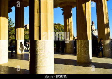 Park Güell von Antoni Gaudi Architekten. Dorische Säulen, die die Terrasse. Barcelona, Katalonien, Spanien Stockfoto